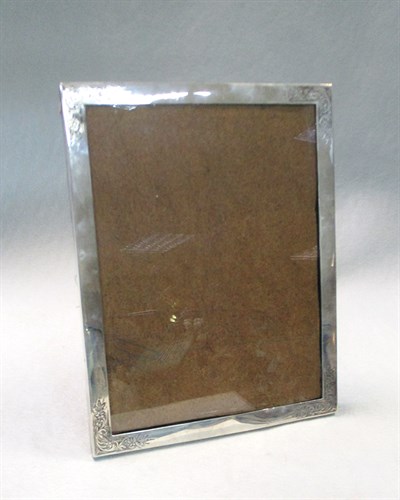 Lot 109 - A George V silver mounted photograph frame