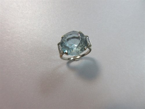 Lot 291 - A colour change blue paste ring