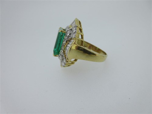 Lot 458 - An impressive emerald and diamond ring