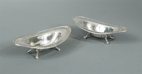 Lot 152 - Edinburgh - A pair of Edward VII Scottish silver bon bon dishes
