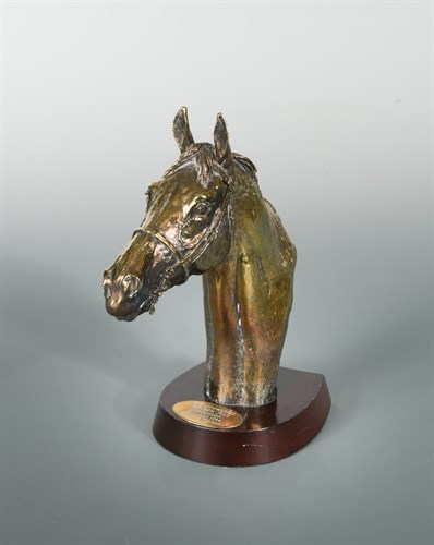 Lot 110 - A silver gilt bust of a horse, together with a silver menu holder in the shape of a horseshoe