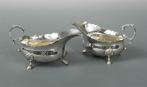 Lot 129 - A pair of George VI silver sauce boats