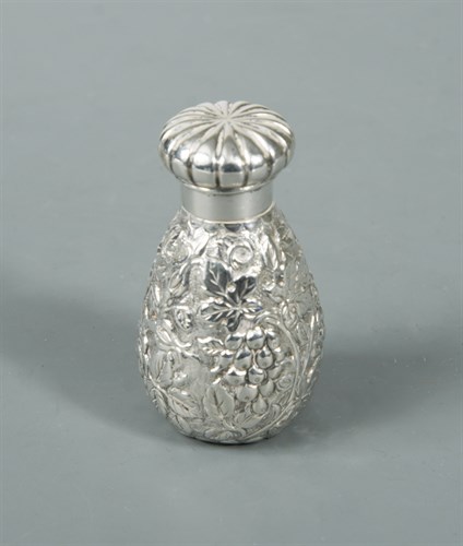 Lot 69 - A Victorian silver scent bottle