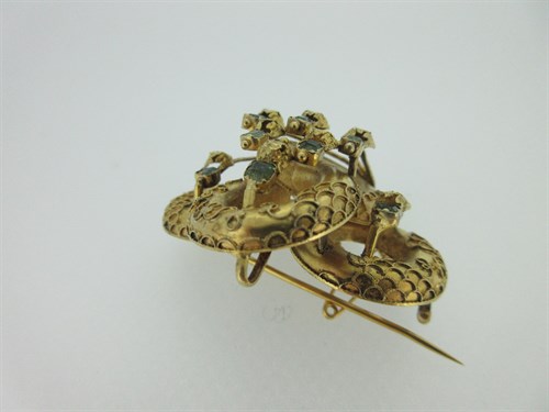 Lot 279 - An ornate Victorian knot brooch set with chrysoberyls