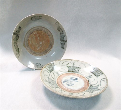 Lot 60 - Two Swatow 19th century dishes, thickly potted,...