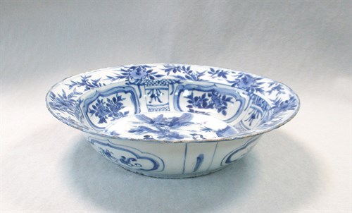 Lot 64 - A transitional large bowl