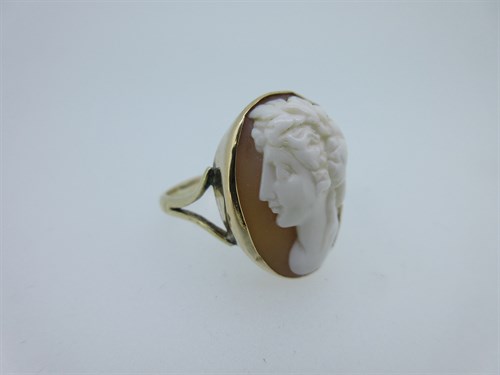 Lot 270 - A cameo ring depicting the head of a classical Bacchante