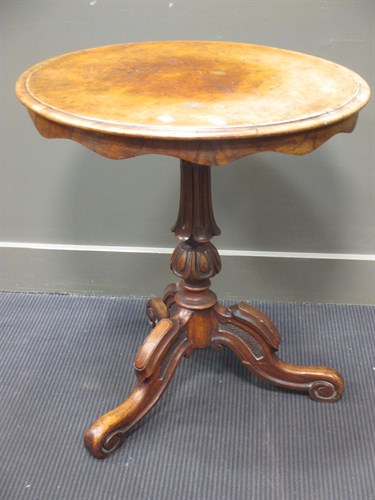 Lot 378 - A Victorian walnut circular table
