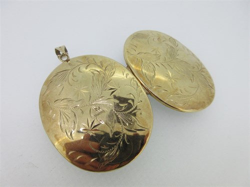 Lot 29 - A 9ct gold engraved locket