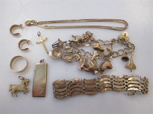 Lot 218 - A collection of 9ct gold jewellery including a...