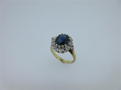 Lot 143 - A sapphire and diamond cluster ring