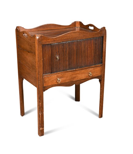 Lot 581 - A George III mahogany tray top night table