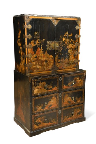 Lot 624 - A Chinese Export gilt and black lacquer cabinet