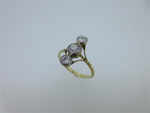 Lot 194 - A three stone diamond ring