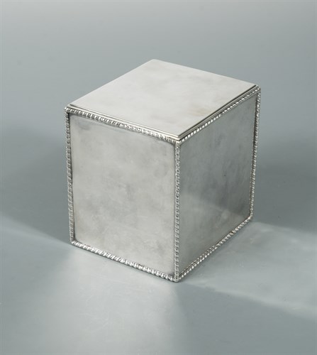 Lot 40 - A George III silver tea caddy