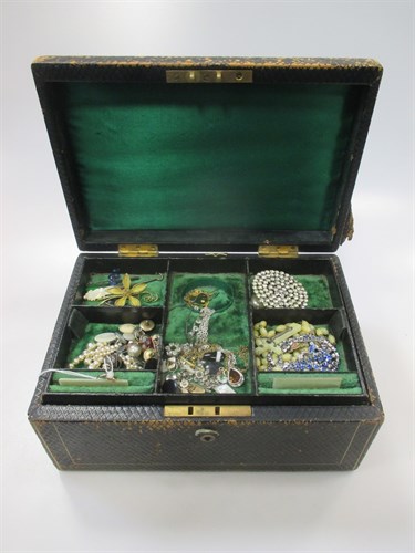 Lot 225 - A jewellery box containing a quantity of...