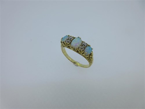 Lot 95 - An opal and diamond ring