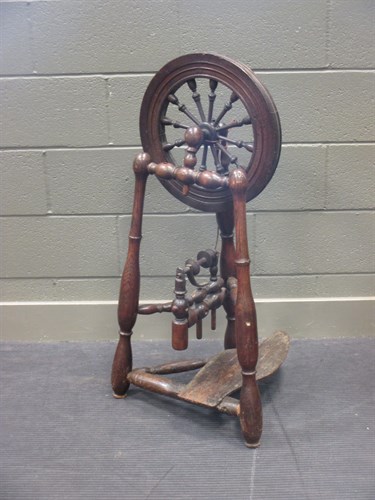 Lot 511 - A late 18th century oak spinning wheel