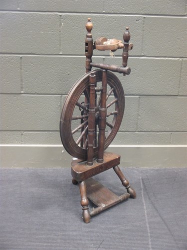 Lot 510 - An early 19th century oak spinning wheel