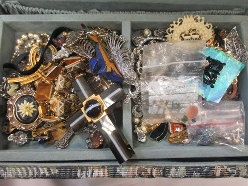 Lot 223 - A fabric jewellery box containing a large...