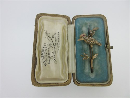 Lot 137 - A seed pearl set brooch depicting a kingfisher on a branch