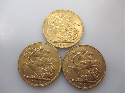 Lot 207 - Three gold sovereigns, 1904, 1910 and 1913 (3)