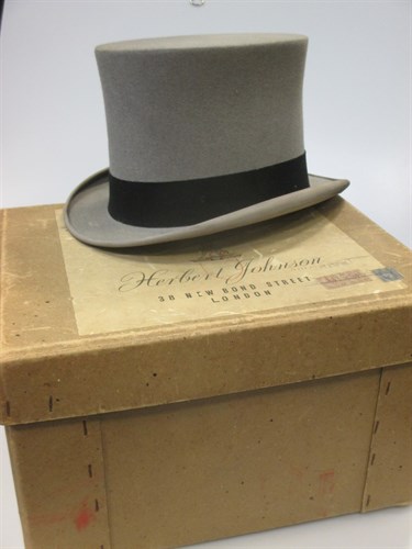Lot 109 - A silk top hat (boxed)
