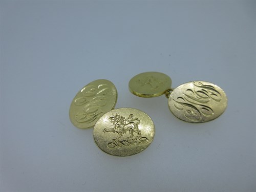 Lot 232 - A pair of 18ct gold double ended cufflinks
