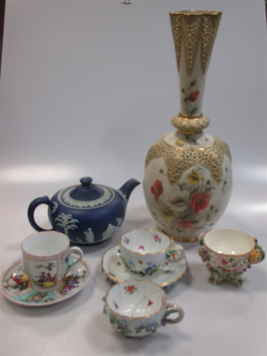 Lot 31 - A reticulated Worcester vase (repaired), a