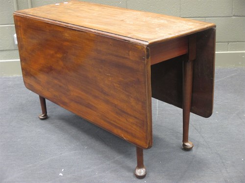 Lot 451 - A 19th century mahogany drop leaf dining table