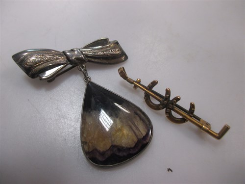 Lot 199 - A bow brooch stamped '925' supporting a...