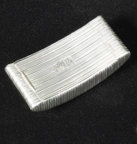 Lot 340 - A George III silver snuffbox
