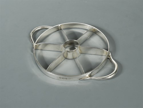 Lot 406 - A George V silver apple corer and slicer