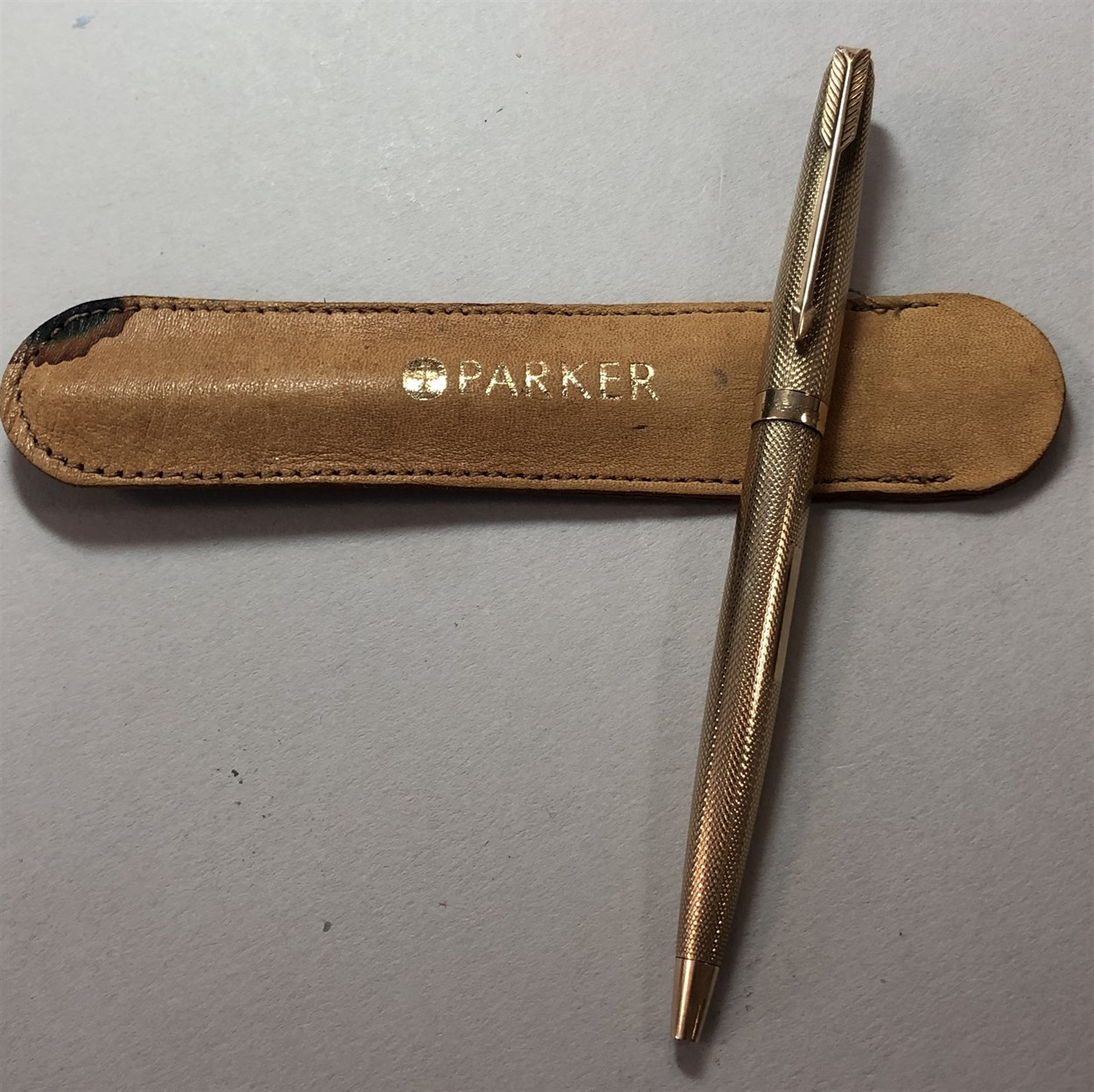 Lot 252 - Parker - A 9ct gold retractable ballpoint pen