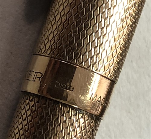 Lot 252 - Parker - A 9ct gold retractable ballpoint pen