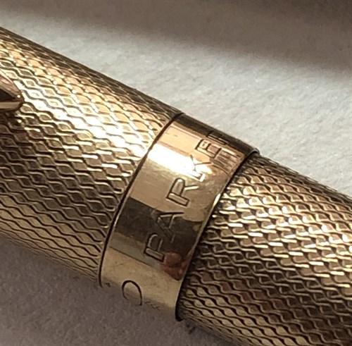 Lot 252 - Parker - A 9ct gold retractable ballpoint pen