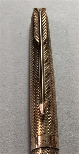 Lot 252 - Parker - A 9ct gold retractable ballpoint pen