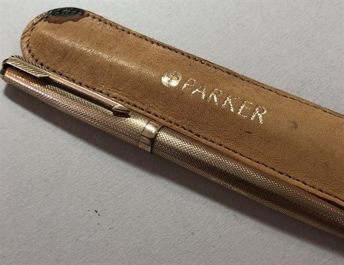 Lot 252 - Parker - A 9ct gold retractable ballpoint pen