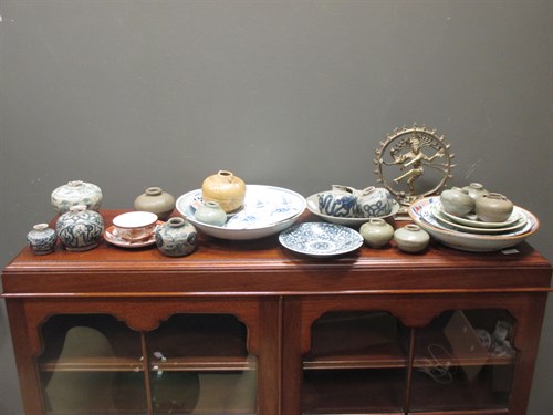 Lot 43 - Decorative Asian country ceramics including...