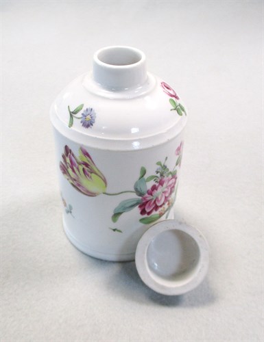 Lot 19 - An 18th century Hochst porcelain tea caddy and cover