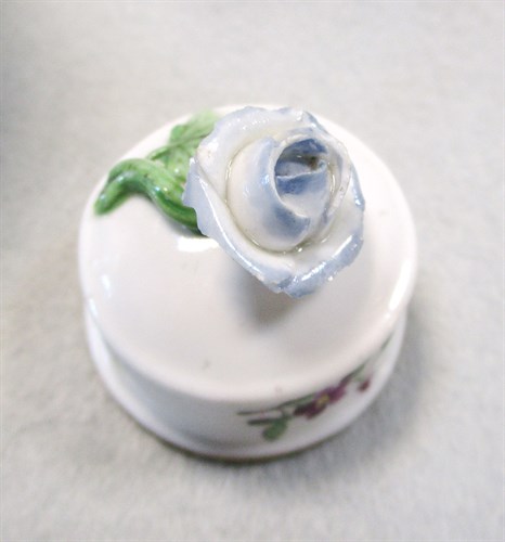 Lot 19 - An 18th century Hochst porcelain tea caddy and cover