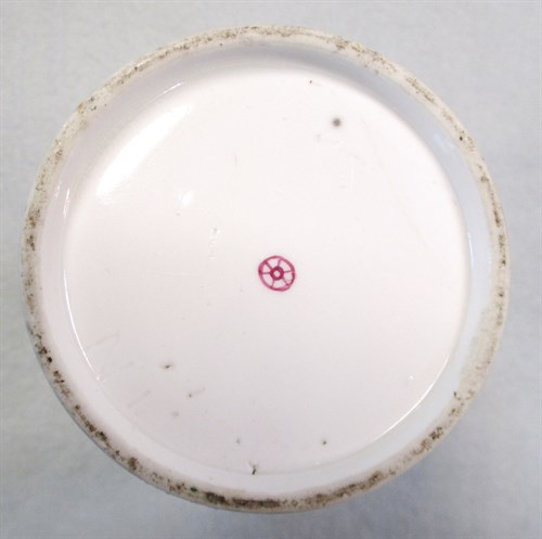 Lot 19 - An 18th century Hochst porcelain tea caddy and cover