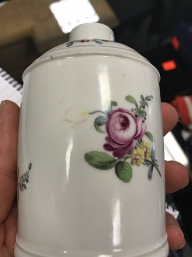 Lot 19 - An 18th century Hochst porcelain tea caddy and cover