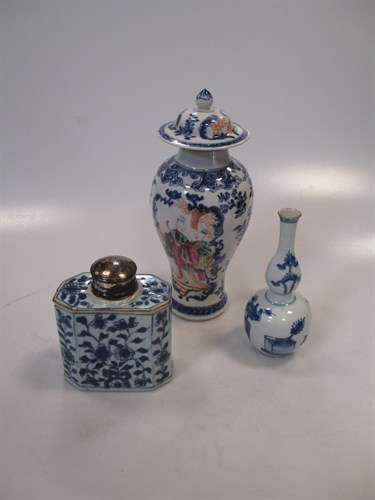 Lot 29 - A Chinese blue and white double gourd vase,...