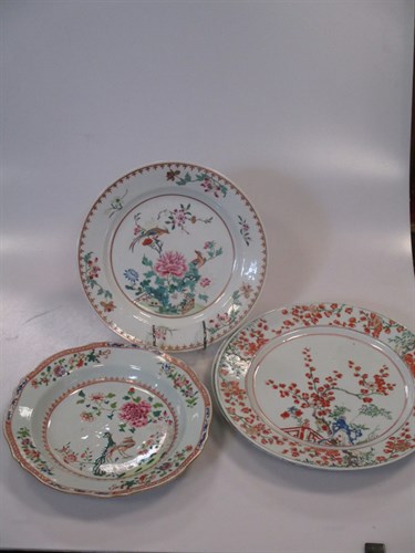Lot 24 - A pair of 18th century famille rose plates,...