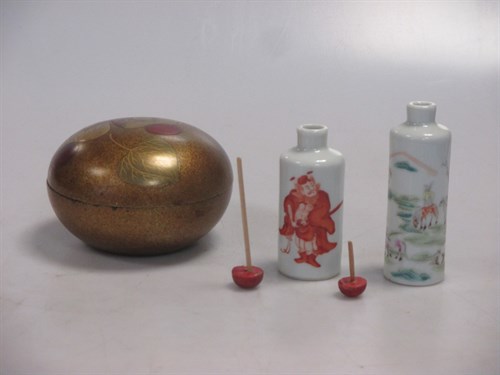 Lot 122 - Two Chinese porcelain cylinder snuff bottles, late Qing Dynasty/Republic