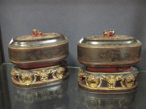 Lot 51 - A pair of Chinese export oval laquered and gilt wood boxes , Qing dynasty , 19th century