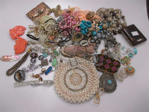 Lot 192 - A large quantity of costume jewellery, bead...