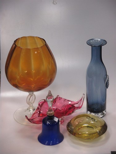 Lot 81 - A collection of 20th century glass to include...