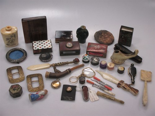 Lot 151 - A good group of collectables, to include five...